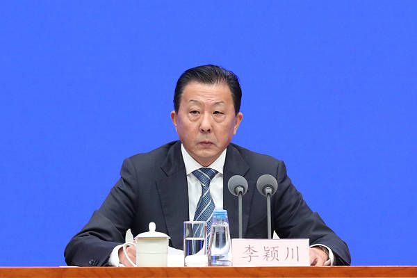 官方：维尼修斯荣膺2023桑巴金球奖桑巴金球奖官方宣布，经过球迷投票，皇马前锋维尼修斯荣获2023年度桑巴金球奖，这也是维尼修斯职业生涯首次获得这一荣誉。